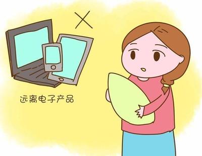 爱玩手机的妈妈坐月子时少玩了，伤眼睛都还是小事呢！